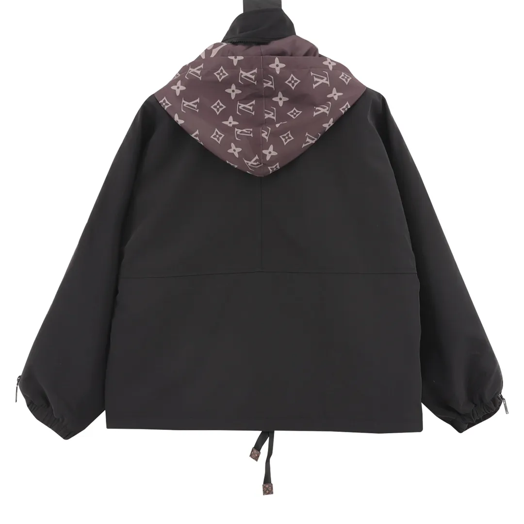 🅿️550 LouisVuitton/Louis Vuitton presbyopic patchwork windbreaker zipper jacket. Purchase the original version and have it printed immediately. The fabric is made of custom densely spun technical fabric that is light and thin, and the upper body is silky and breathable. Infrared positioning cutting, workwear-style windbreaker design, the upper body is invincible and versatile. All details are customized and developed, and all hardware and accessories are restored to ZP. SizeS-L